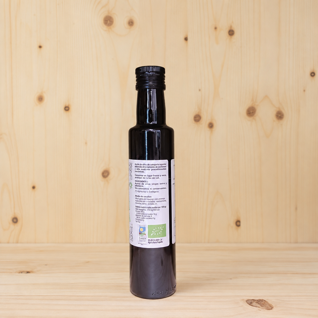 Aceite de oliva virgen extra aromatizado con Albahaca AGRISANZ, vista trasera cuadrada con fondo de madera clara