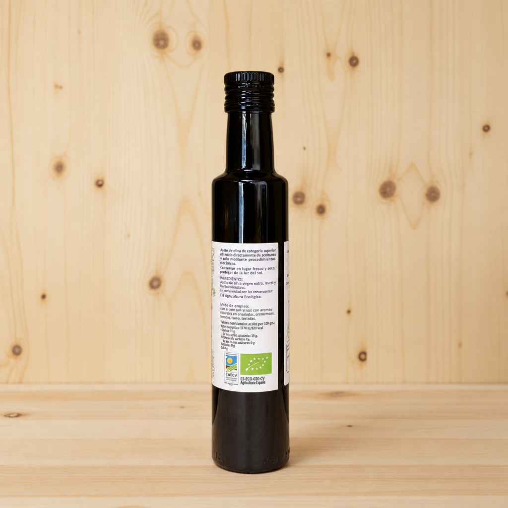 Aceite de oliva virgen extra aromatizado con Laurel y Pimienta negra AGRISANZ, vista trasera cuadrada con el fondo de madera habitual