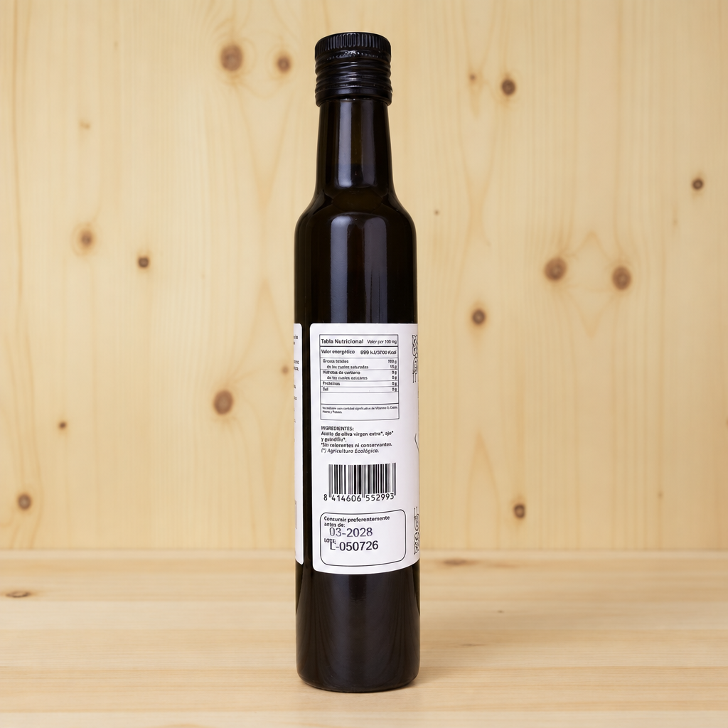 Botella de aceite de oliva virgen extra con ajo y guindilla BIO de AGRISANZ, etiqueta trasera con tabla nutricional, sobre fondo de madera de pino