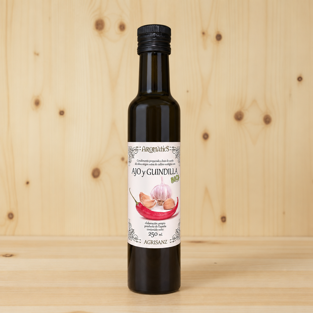 Botella de aceite de oliva virgen extra con ajo y guindilla BIO de AGRISANZ, etiqueta frontal, sobre fondo de madera de pino