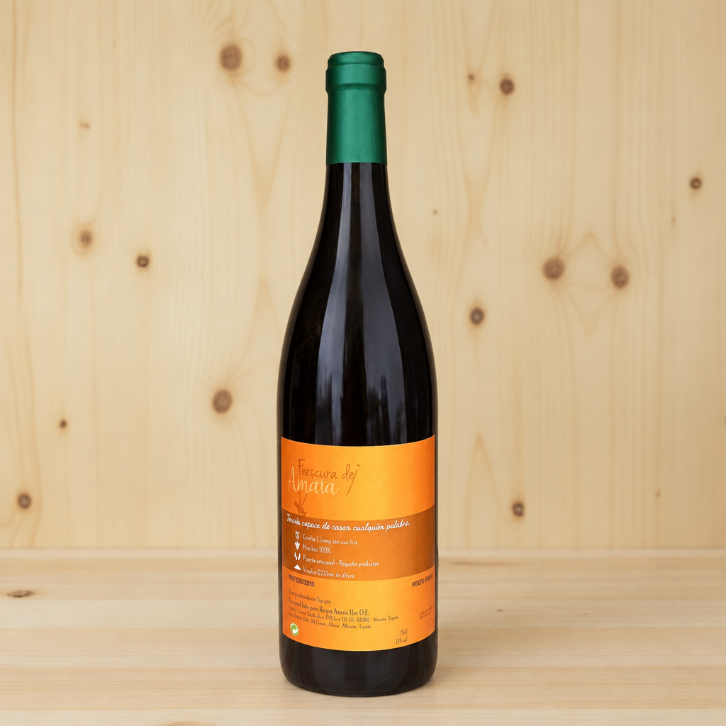 Botella de vino tinto Frescura de Amaia, etiqueta trasera, sobre fondo de madera de pino